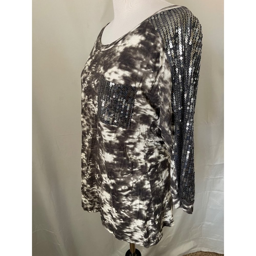 Day Trip Gray/White Abstract Tie Dye Sequin Accented Pockets & 3/4 Sleeve Top - Picture 2 of 11